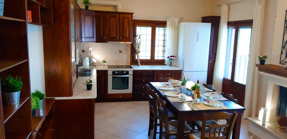 Villa Leonidas Greecefiloxenia Лефокастро Экстерьер фото